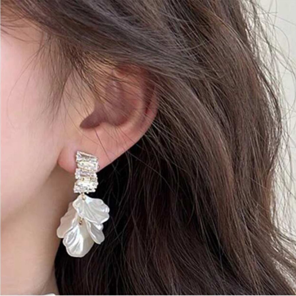 White Floral Earrings N1082